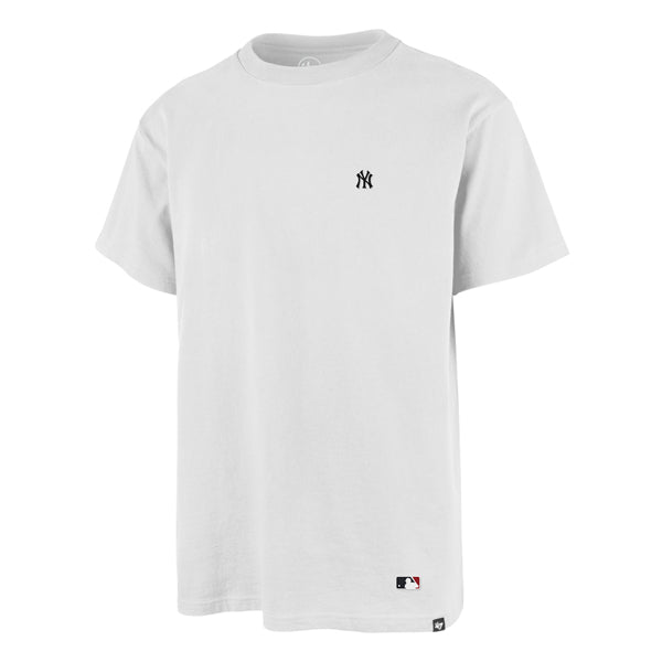 The model is wearing this MLB New York Yankees Base Runner ’47 Echo T-Shirt in white. 1