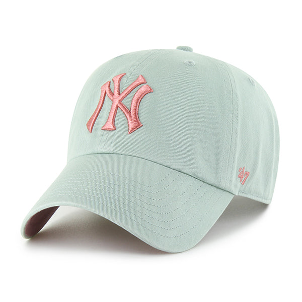 Pictured is this MLB New York Yankees Ballpark '47 CLEAN UP cap in green. 1