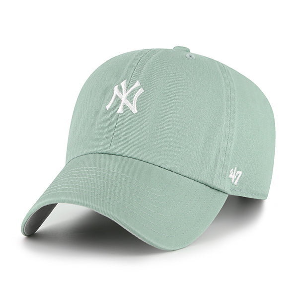 Pictured is this MLB New York Yankees Base Runner ’47 CLEAN UP cap in green. 1