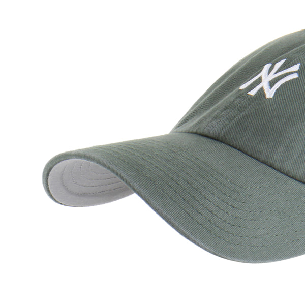 Pictured is this MLB New York Yankees Base Runner ’47 CLEAN UP cap in dark green. 3