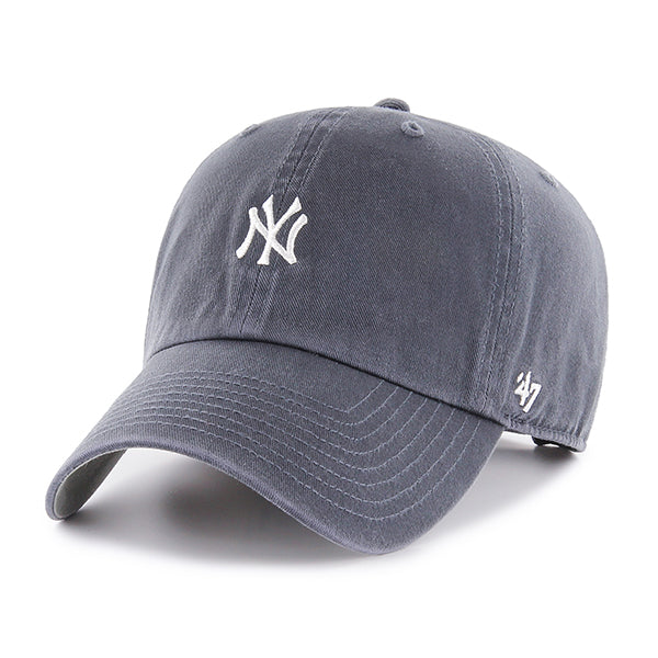 Pictured is this MLB New York Yankees Mini Logo Base Runner ’47 CLEAN UP cap in vintage navy. 1