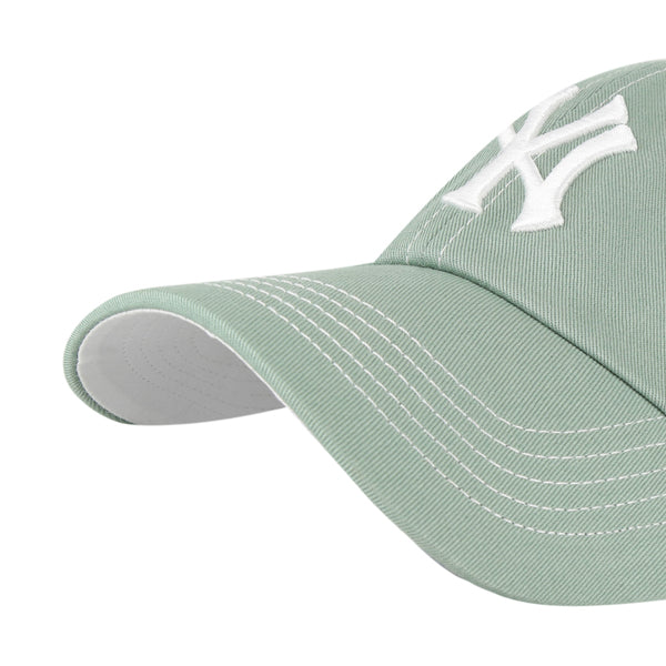 Pictured is this MLB New York Yankees Contrast Stitch ’47 CLEAN UP cap in green. 3