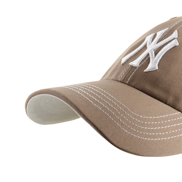 Pictured is this MLB New York Yankees Contrast Stitch ’47 CLEAN UP cap in brown. 3