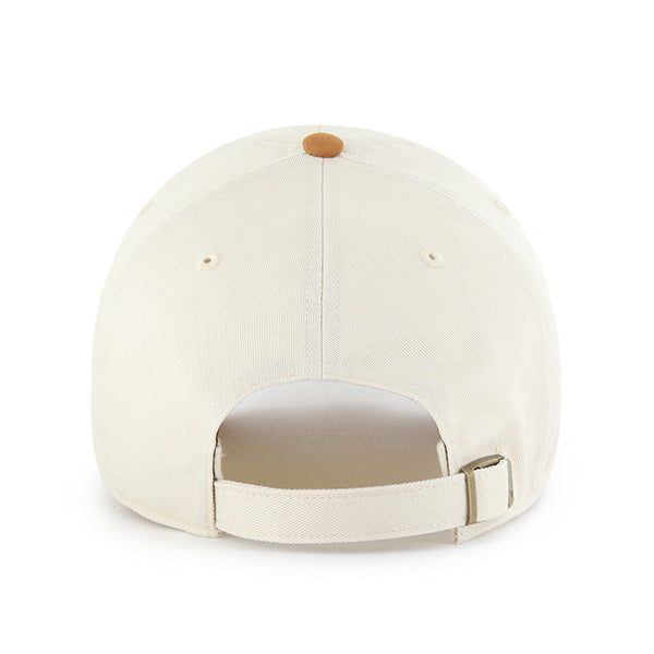 Pictured is this MLB Boston Red Sox Script Suede Visor ’47 CLEAN UP cap in natural. 2