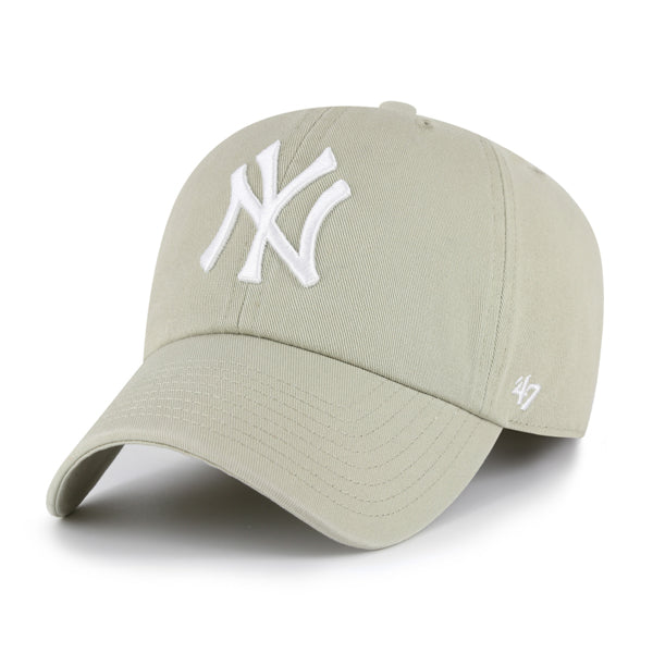 Pictured is this MLB New York Yankees ’47 CLEAN UP cap in grey. 1