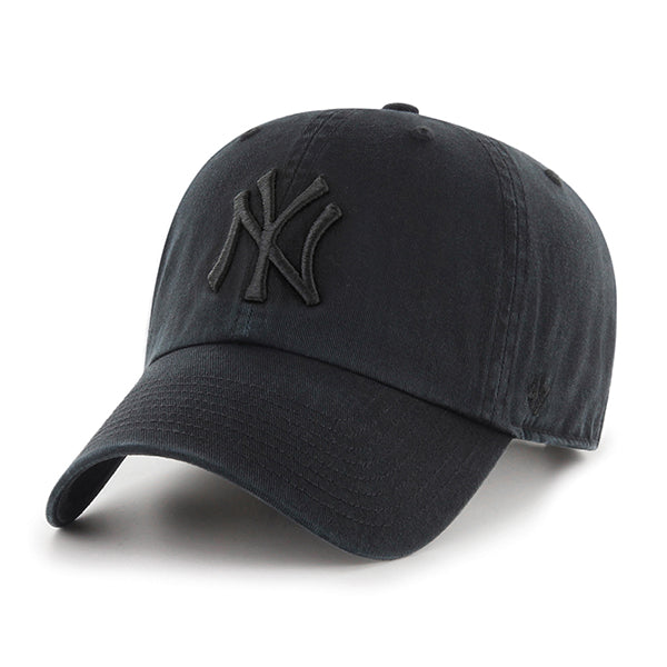 Pictured is this MLB New York Yankees Black On Black ’47 CLEAN UP cap in black. 1