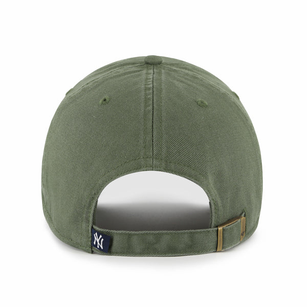 Pictured is this MLB New York Yankees ’47 CLEAN UP cap in moss green. 2
