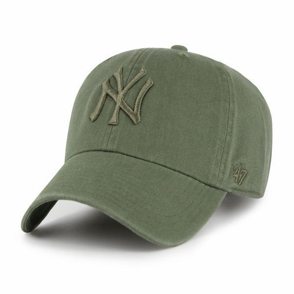 Pictured is this MLB New York Yankees ’47 CLEAN UP cap in moss green. 1