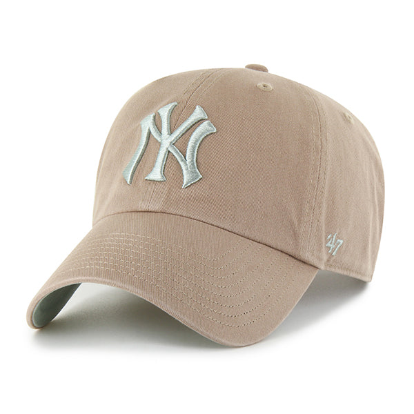 Pictured is this MLB New York Yankees Ballpark '47 CLEAN UP cap in brown. 1