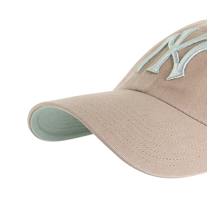 Pictured is this MLB New York Yankees Ballpark '47 CLEAN UP cap in brown. 3