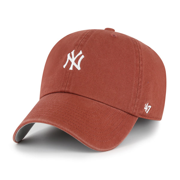 Pictured is this MLB New York Yankees Base Runner ’47 CLEAN UP cap in brown. 1