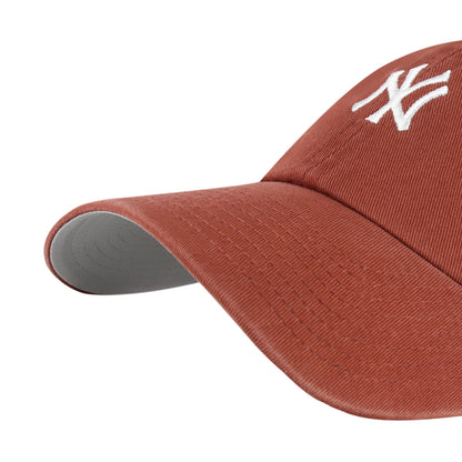 Pictured is this MLB New York Yankees Base Runner ’47 CLEAN UP cap in brown. 3
