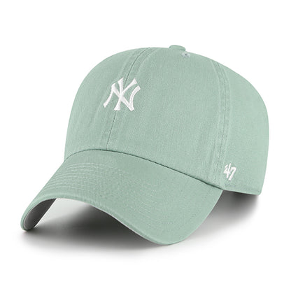Pictured is this MLB New York Yankees Base Runner '47 CLEAN UP cap in green. 1