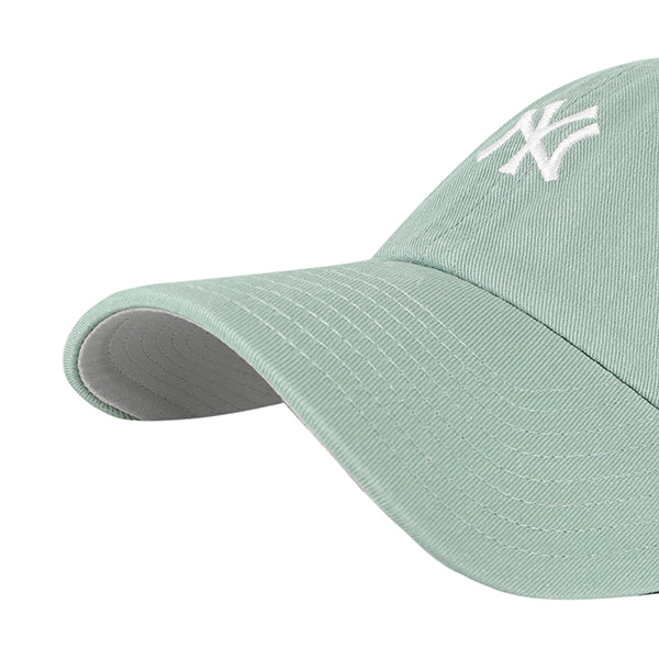 Pictured is this MLB New York Yankees Base Runner '47 CLEAN UP cap in green. 2