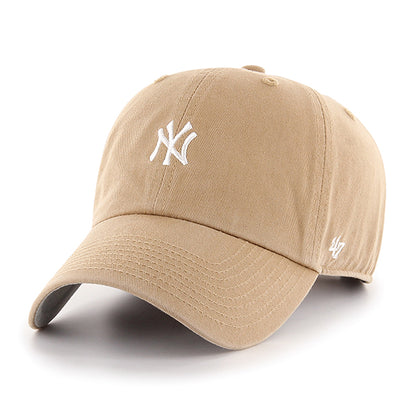Pictured is this MLB New York Yankees Base Runner '47 CLEAN UP cap in beige. 1