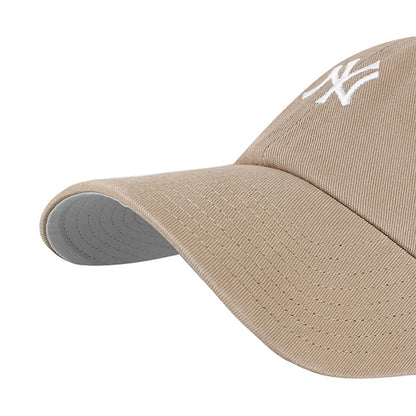 Pictured is this MLB New York Yankees Base Runner '47 CLEAN UP cap in brown. 3