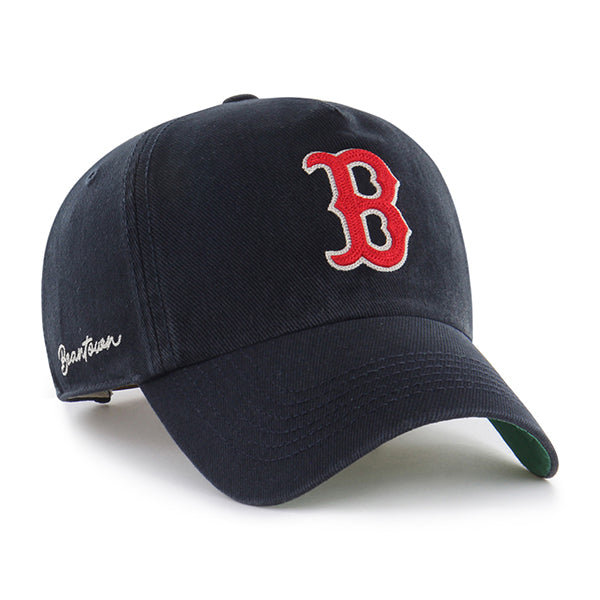 Pictured is this MLB Chain Side Stitch Boston Red Sox ’47 CLEAN UP Pinch Front cap in navy. 1