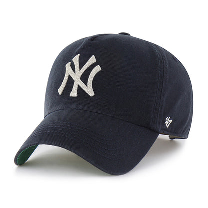 Pictured is this MLB Chain Side Stitch New York Yankees ’47 CLEAN UP Pinch Front cap in navy. 2
