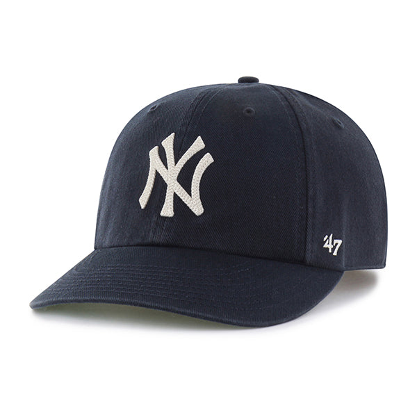 Pictured is this MLB Chain Side Stitch New York Yankees ’47 CLEAN UP Round Visor cap in navy. 2