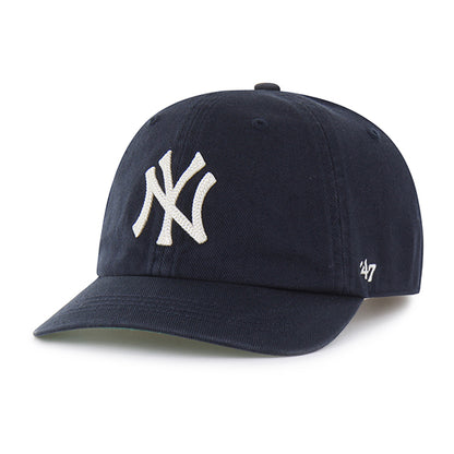 Pictured is this MLB Chain Side Stitch New York Yankees ’47 CLEAN UP Short Visor cap in navy. 1