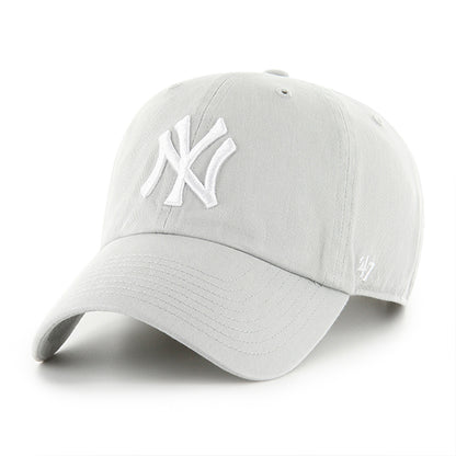 Pictured is this MLB New York Yankees ’47 CLEAN UP cap in grey. 1