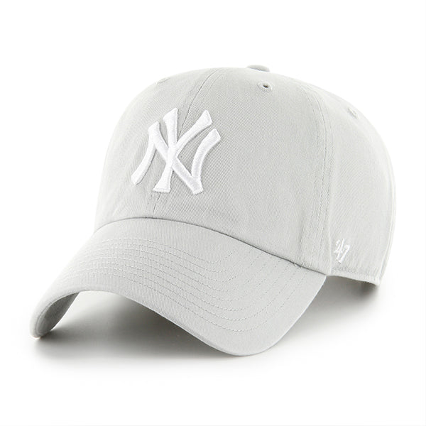 Pictured is this MLB New York Yankees ’47 CLEAN UP cap in grey. 1