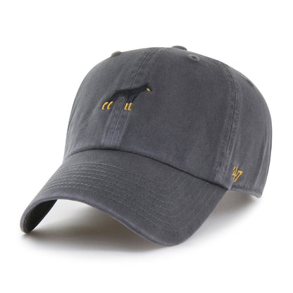 Pictured is this Dog Icon Dobermann Base Runner '47 CLEAN UP cap in dark grey. 1